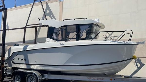 Bayliner Trophy 23 Pilothouse w/Trailer 