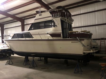 Marinette 32 Sedan Flybridge image