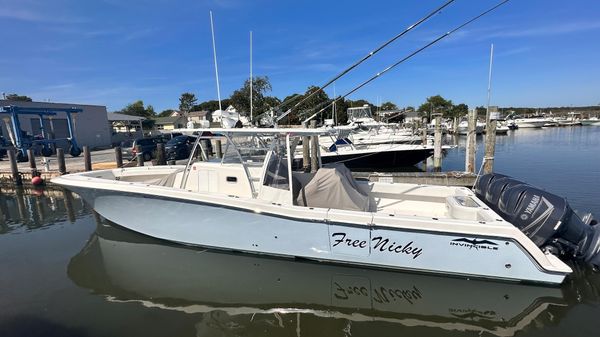 Invincible 42 Center Cabin