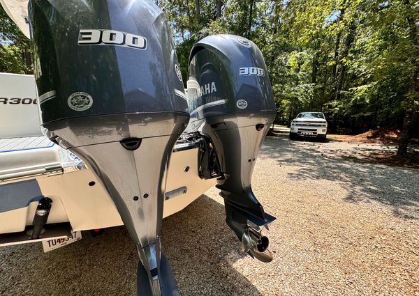 Robalo R300 Center Console image