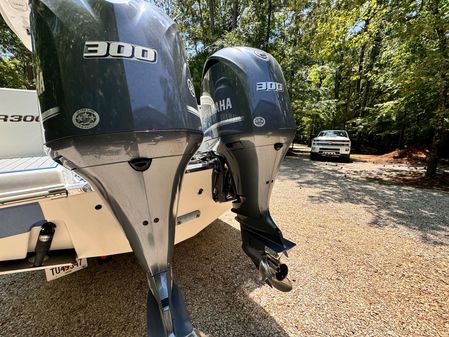 Robalo R300-CENTER-CONSOLE image