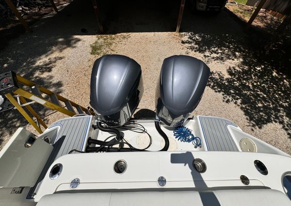 Robalo R300 Center Console image