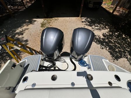 Robalo R300 Center Console image