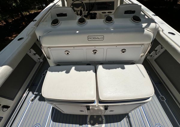 Robalo R300 Center Console image