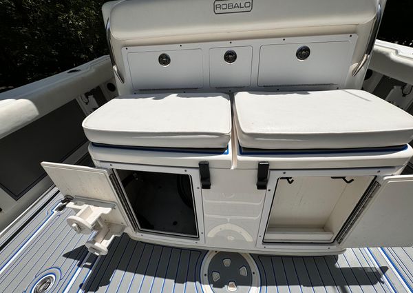 Robalo R300-CENTER-CONSOLE image