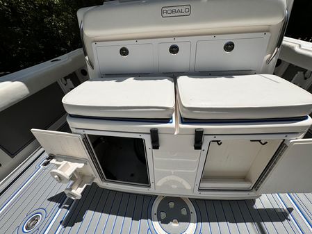 Robalo R300 Center Console image