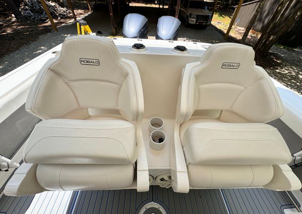 Robalo R300 Center Console image