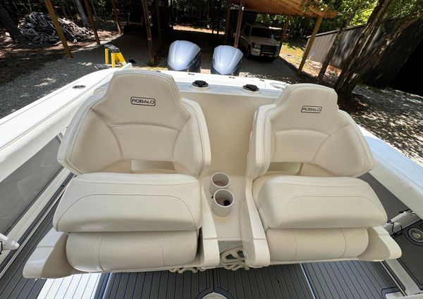 Robalo R300-CENTER-CONSOLE image