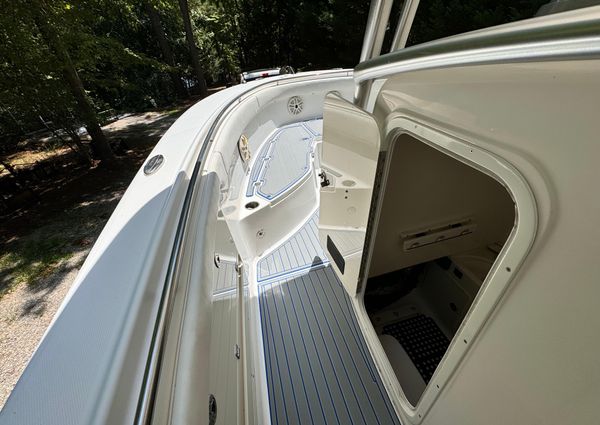 Robalo R300 Center Console image