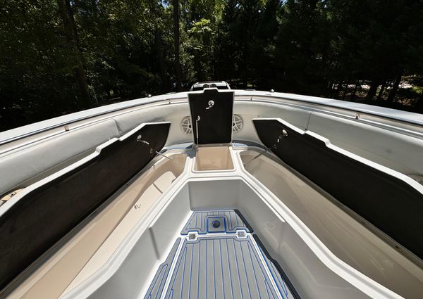 Robalo R300 Center Console image