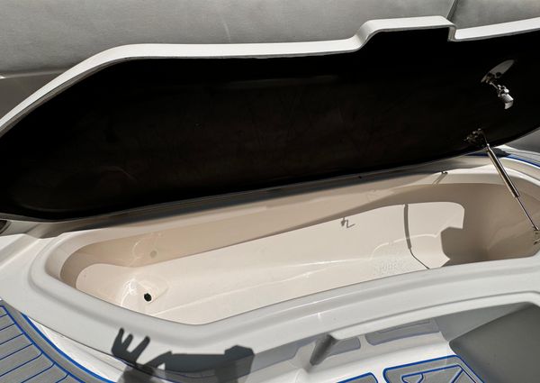 Robalo R300-CENTER-CONSOLE image