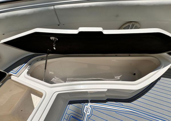 Robalo R300-CENTER-CONSOLE image