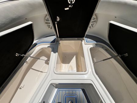 Robalo R300 Center Console image