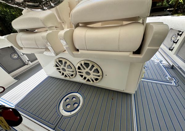 Robalo R300 Center Console image