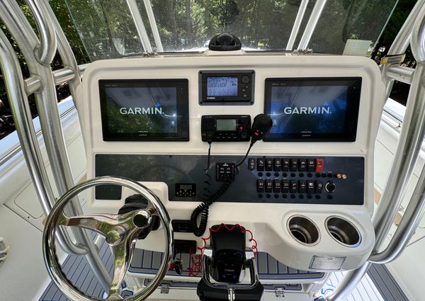 Robalo R300 Center Console image