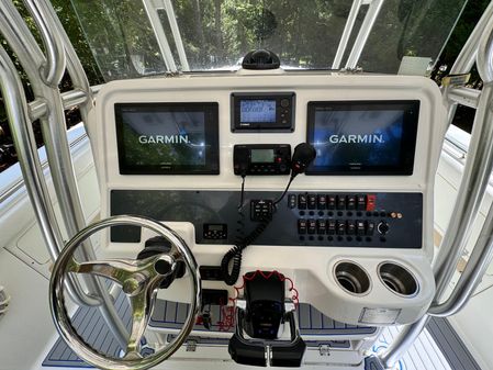 Robalo R300-CENTER-CONSOLE image