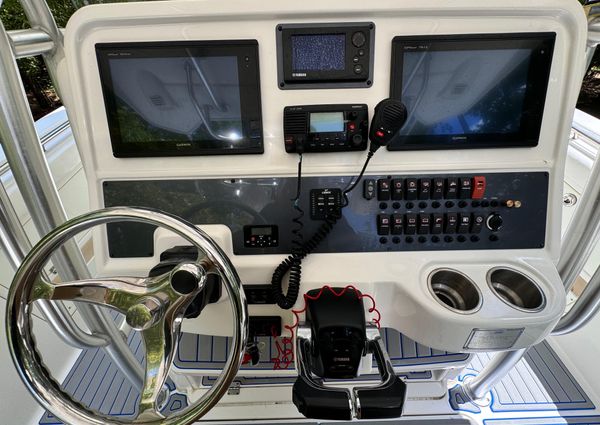 Robalo R300-CENTER-CONSOLE image