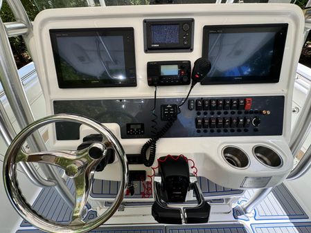 Robalo R300 Center Console image