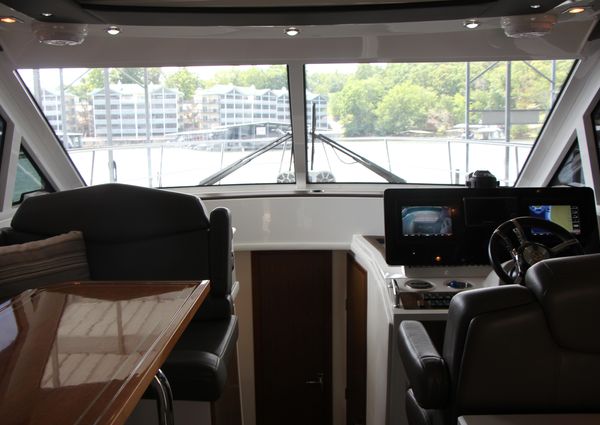 Cruisers Yachts 41 Cantius image