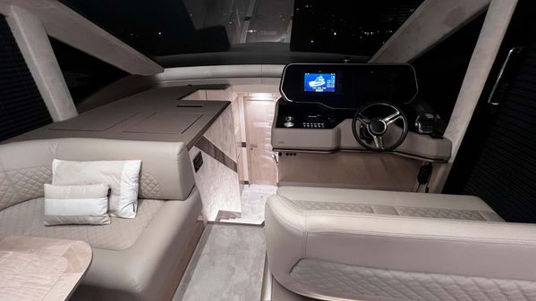 Galeon 560 Fly image