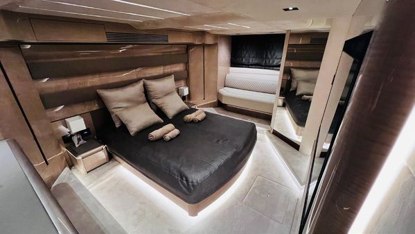 Galeon 560 Fly image