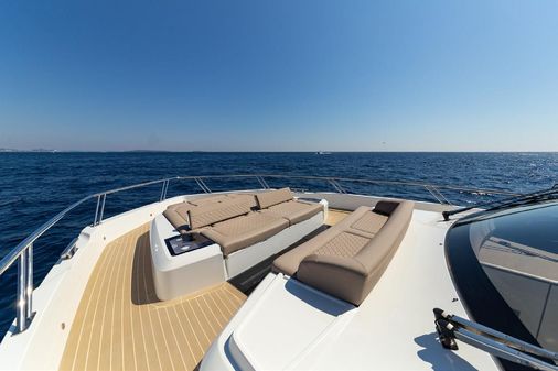 Galeon 560 Fly image