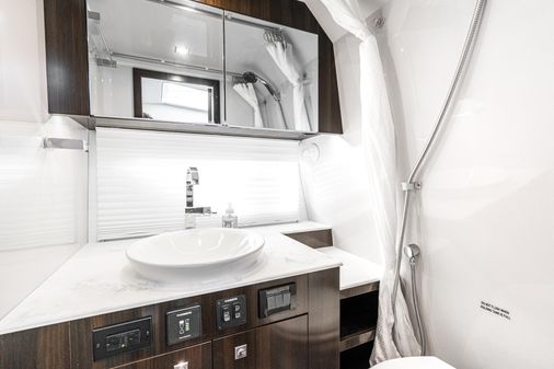 Cruisers-yachts 38GLS-0B image
