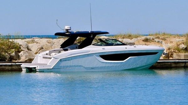 Cruisers Yachts 38 GLS I/O 