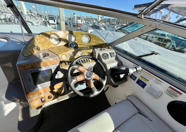 Rinker 320 Express Cruiser image