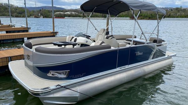 Tahoe Pontoon LTZ Entertainer