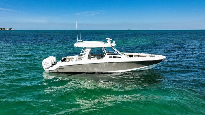 Boston Whaler 350 Realm - main image