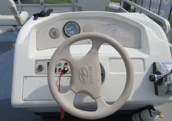 Sylvan 818 Elite Cruise image