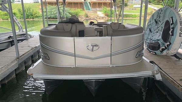 Tahoe Pontoon LTZ Entertainer