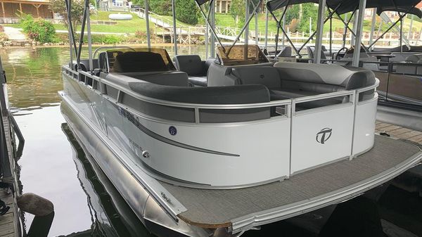 Tahoe Pontoon GT Elite Windshield