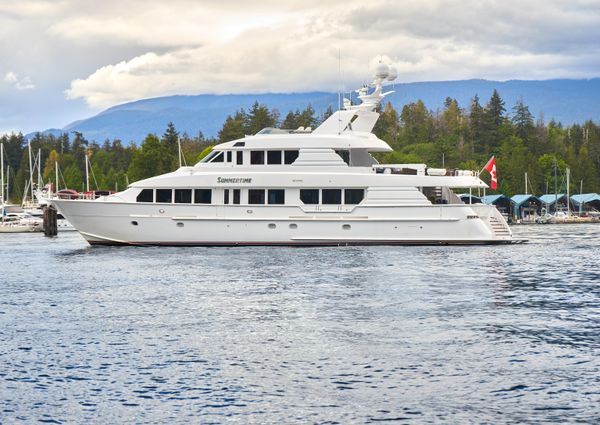 Hatteras Tri-Deck Motoryacht image