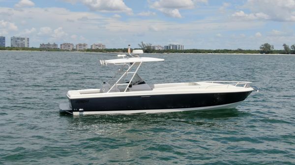 Intrepid 322 DIESEL Cuddy