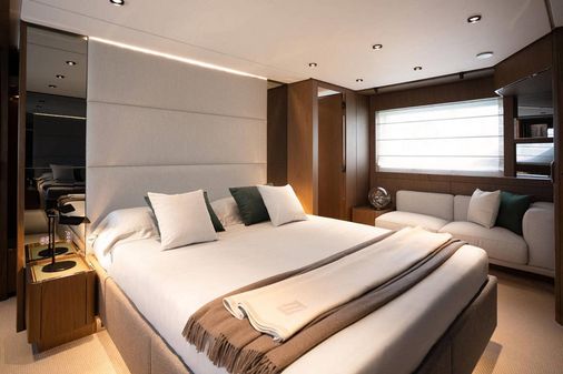 Ferretti Yachts 780 image