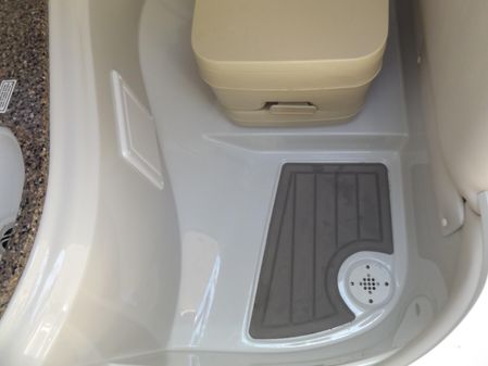 Crownline E235XS image