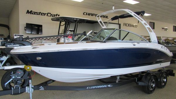 Chaparral 21 Ski & Fish