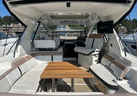 Sea Ray Sundancer 350 Coupe image