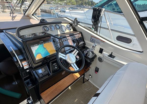 Sea Ray Sundancer 350 Coupe image