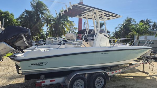 Boston Whaler 240 Dauntless 