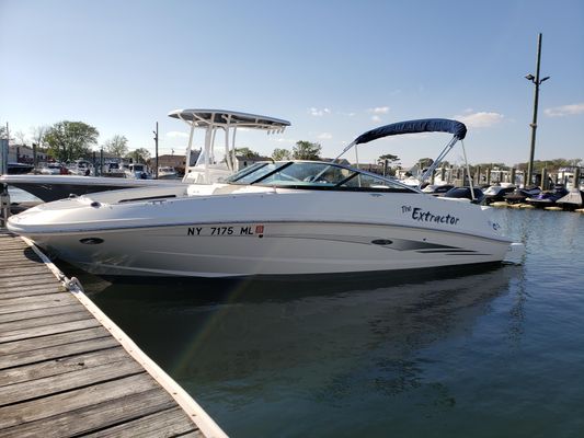 Sea Ray 220 Sundeck Outboard - main image