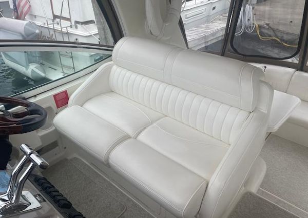 Cruisers Yachts 370 Express image