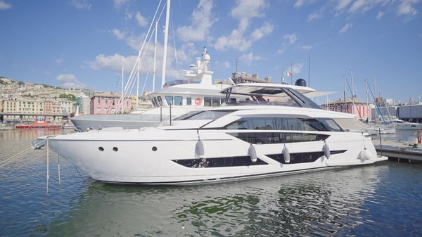 Ferretti Yachts 860 