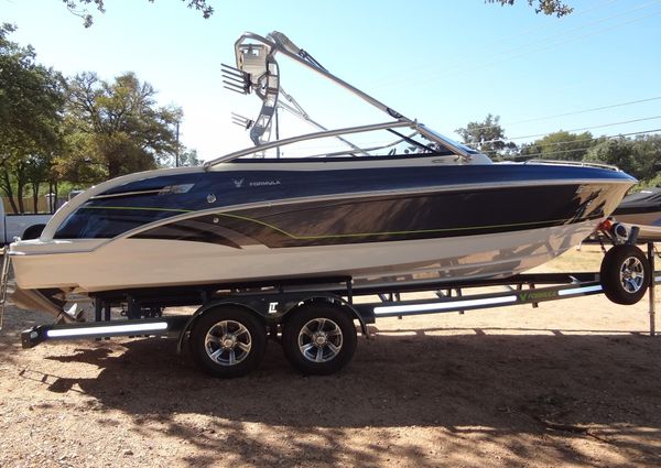 Formula 240 Bowrider image