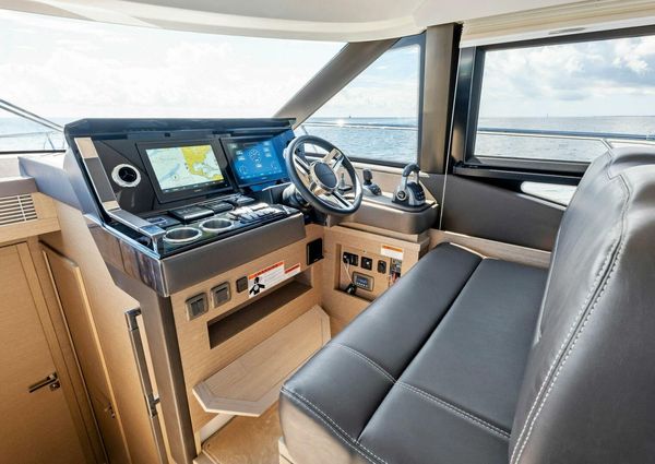 Prestige 460 Flybridge image