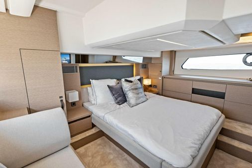 Prestige 460 Flybridge image