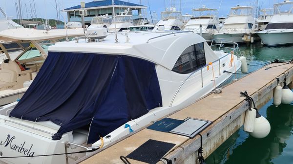 Riviera 3600 Sport Yacht 
