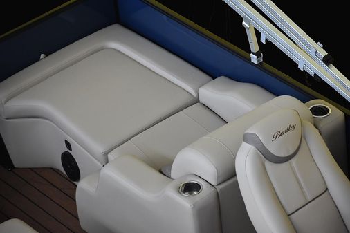 Bentley Pontoons 250 Elite Rear Lounger image